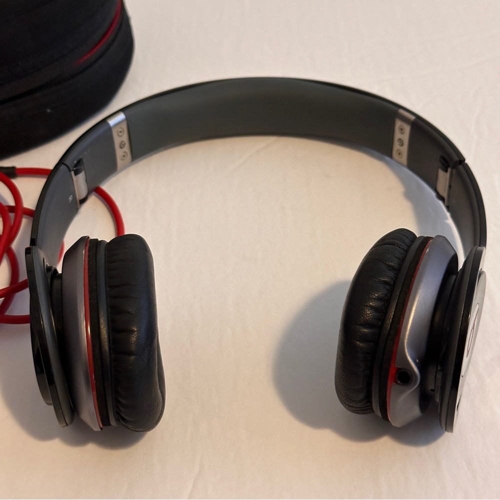 Beats by Dre Solo HD Wired Over-Ear Headphones Black Red Preowned - Picture 5 of 8